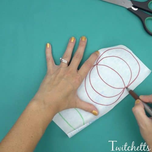 A simple pumpkin themed fine motor activity combines construction paper and contact paper to create a fun pumpkin craft. This activity for preschoolers is perfect for fall, Halloween, or Thanksgiving. 