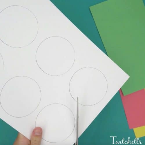 This easy paper Christmas tree ornament is a fun paper cutting craft for those preschoolers who are mastering their cutting skills. Grab some construction paper and some kids' scissors let's create!