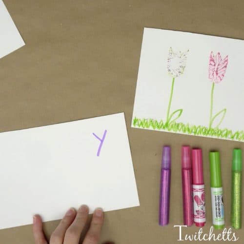 This mess-free glitter flower shimmers and sparkles like most glitter craft ideas...but without the crazy glitter cleanup! Check out this amazing spring art project for kids and see how easy they are to create.