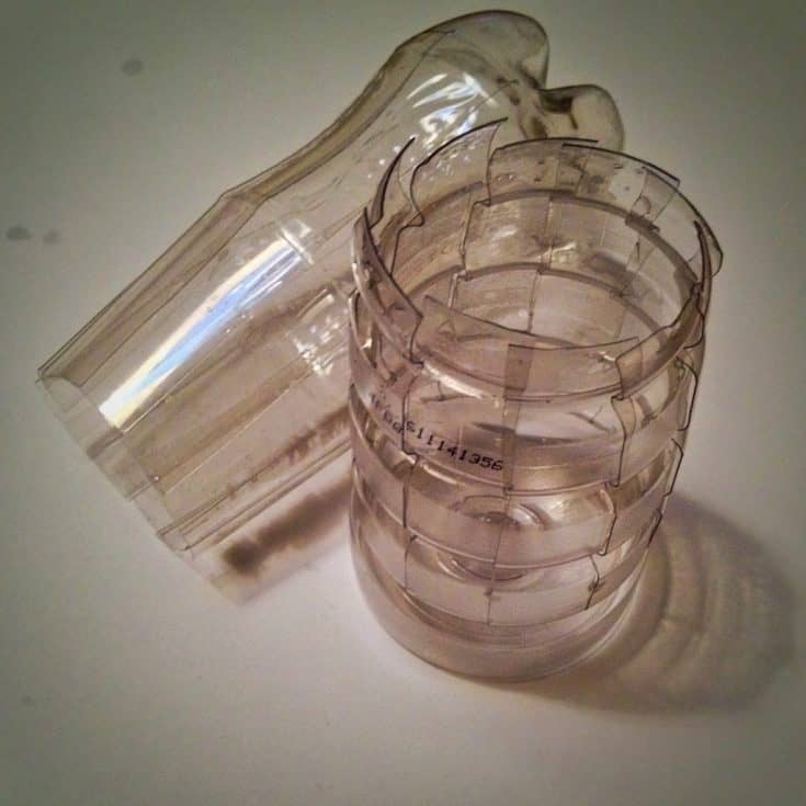 How to make a DIY pencil holder from plastic bottles Twitchetts