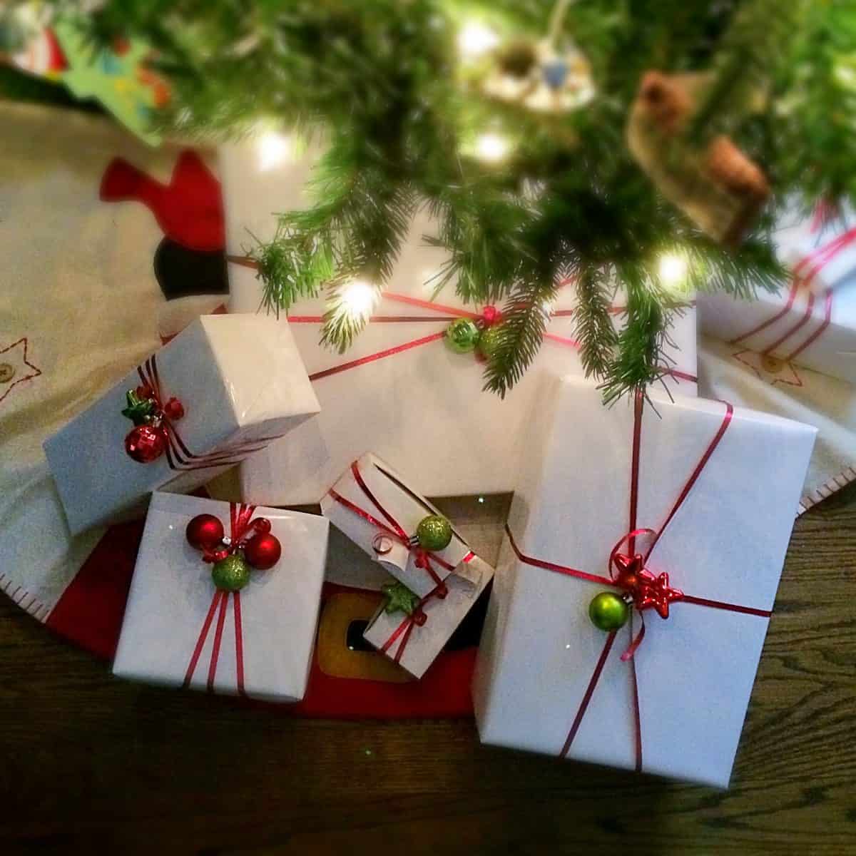 Easy Christmas Gift Wrap. Simple wrapping paper idea that is inexpensive..
