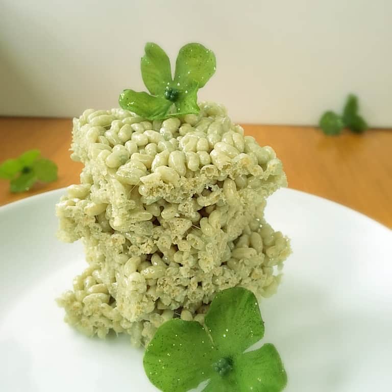 Naturally Green St Patricks Day Recipes. Create delicious St Patrick's day rice crispy treats using natural food coloring. Perfect for Christmas rice krispie treats too!