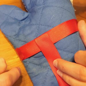 No Sew Stick Horse - Tutoriel pour créer des chevaux de bricolage avec des fournitures bon marché du magasin à un dollar