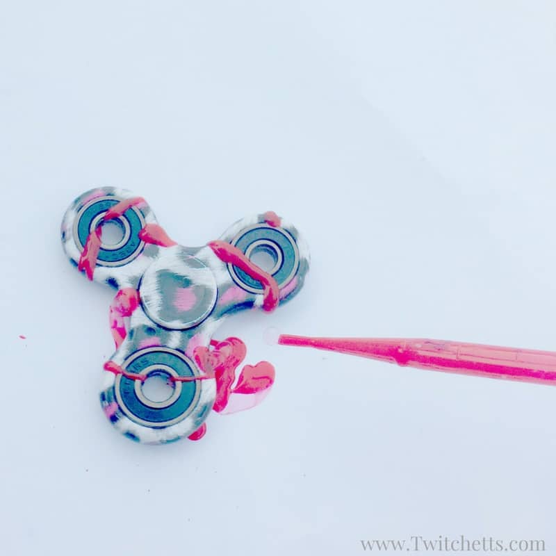 Create this fun firework craft using fidget spinner art. Fidget toys are great for many things, including creating fun paint fireworks that are perfect for the 4th of July! Firework art made from fidget spinners are perfect for Memorial day, Independence Day, or any other time you need patriotic crafts.