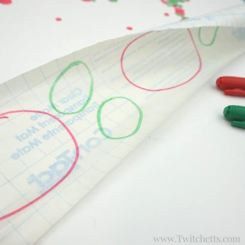 A simple apple themed fine motor activity combines construction paper and contact paper to create a fun apple craft. This activity for preschoolers is perfect for fall, back to school, or teacher appreciation. 