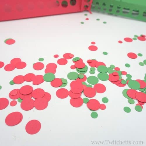 A simple apple themed fine motor activity combines construction paper and contact paper to create a fun apple craft. This activity for preschoolers is perfect for fall, back to school, or teacher appreciation. 