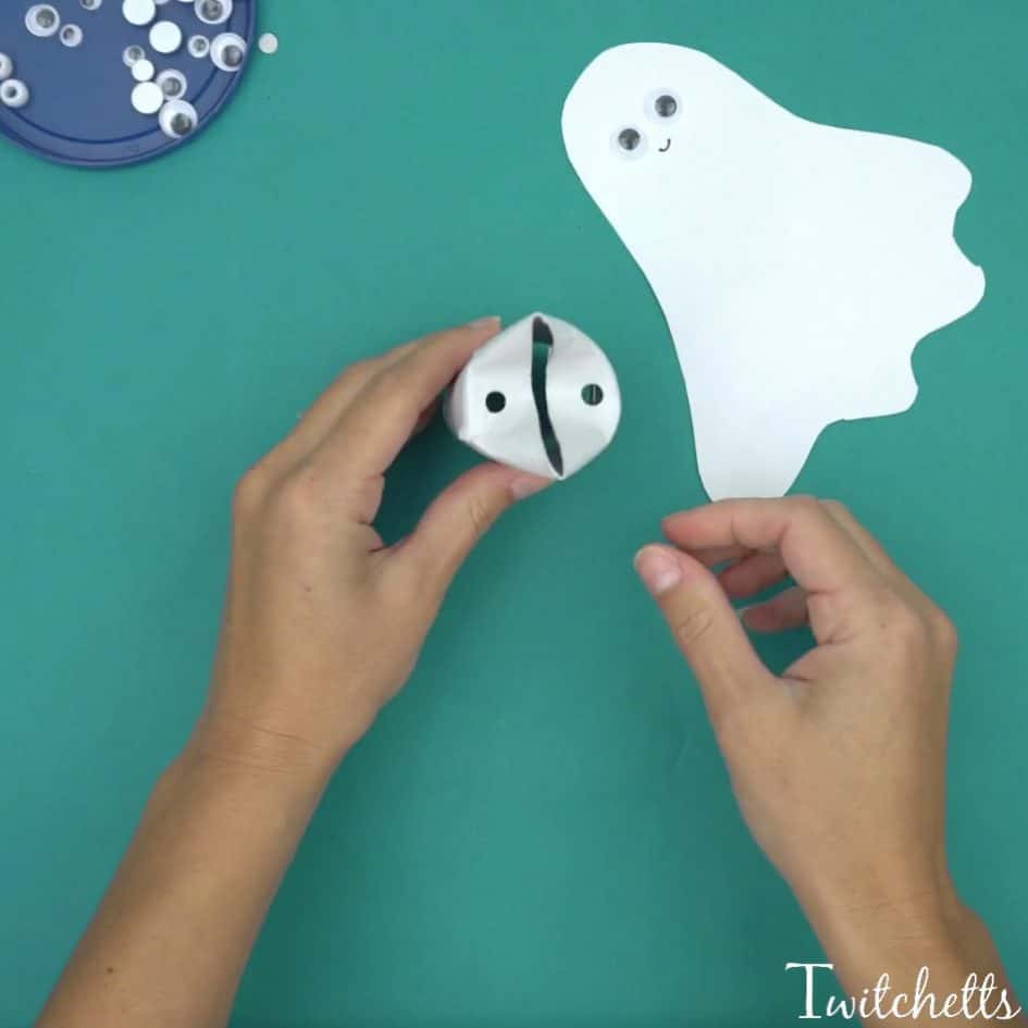 Create flying construction paper ghosts using white construction paper and toilet paper tubes. This simple craft will lead to fun kid approved Halloween ghost decorations.