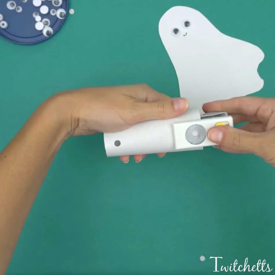 How to make fun flying construction paper ghosts - Twitchetts