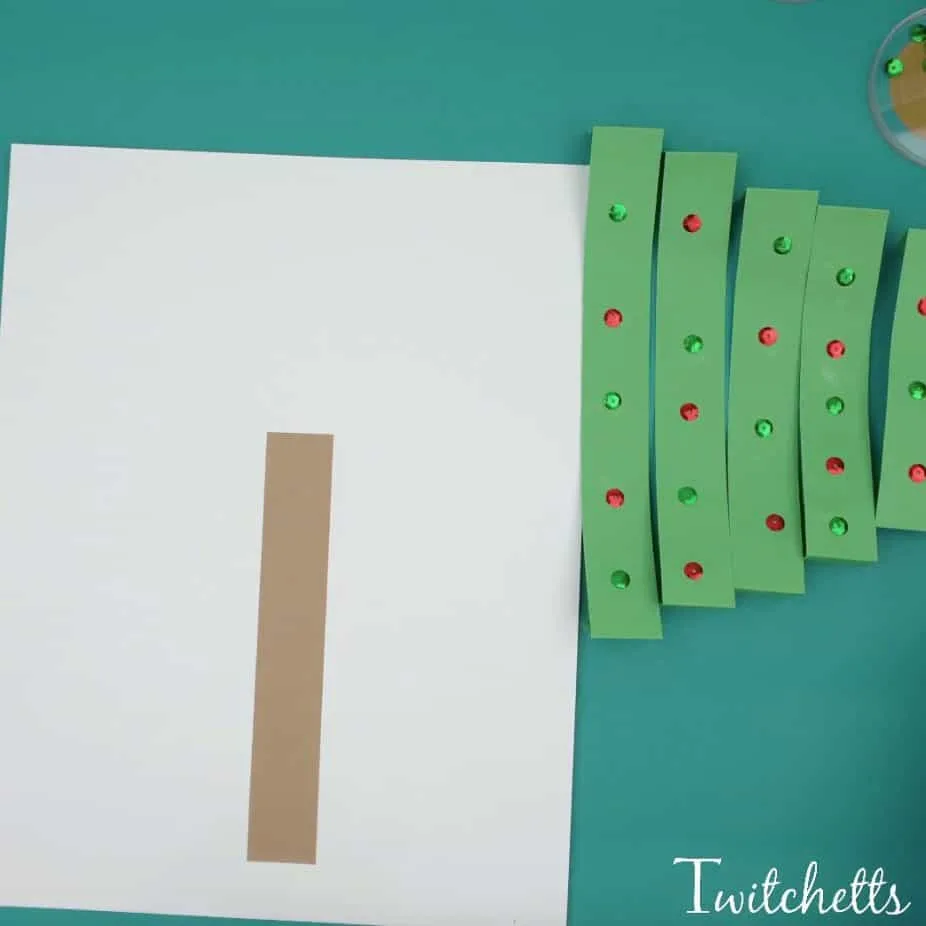 How to make a fun 3D paper Christmas tree craft with construction paper -  Twitchetts