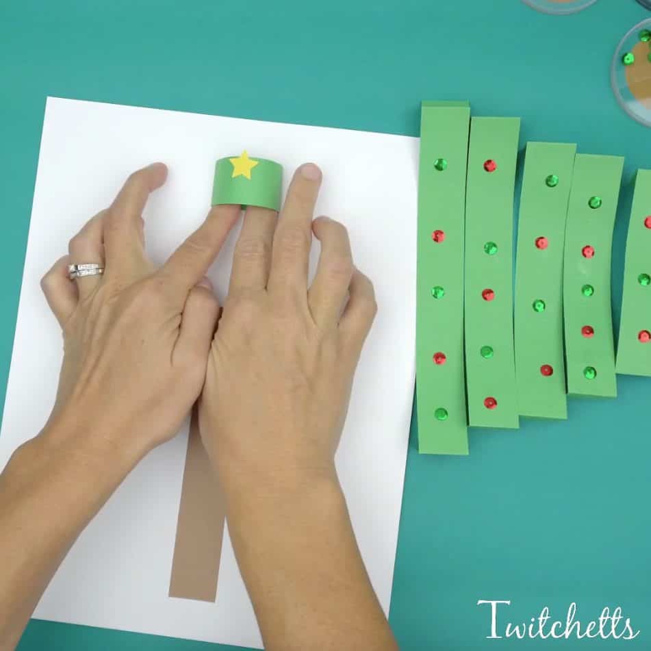 A fun 3D paper Christmas tree that is perfect for preschoolers and kindergarteners. This fun Christmas tree is a great construction paper craft that you can create with your kids. So grab some Christmas colored paper scraps and let’s create this fun Christmas 3D tree!