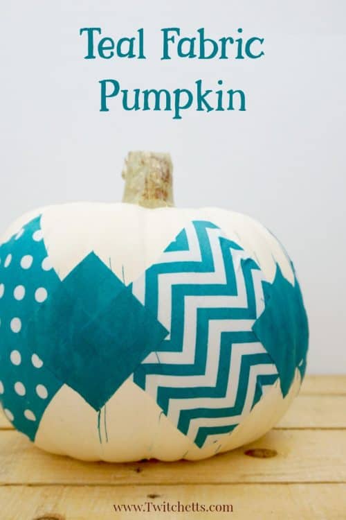 This teal fabric pumpkin craft is the perfect addition to our teal pumpkin ideas. A Halloween craft that's perfect for kids and adults! #fabriccraft #plasticpumpkin #falldecor #halloween #tealpumpkinideas #foodallergies #twitchetts