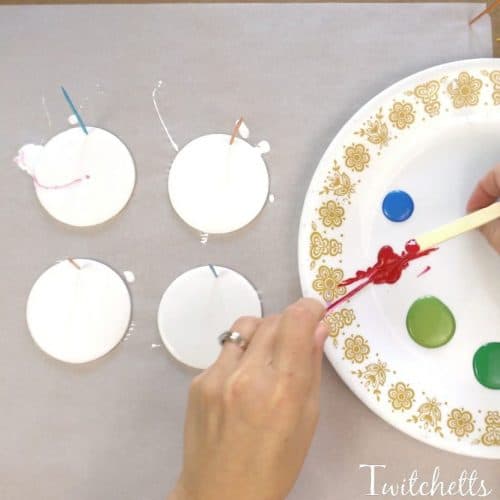 These colorful Christmas ornaments are so beautiful and the creative painting method of string painting is fun for kids of all ages!