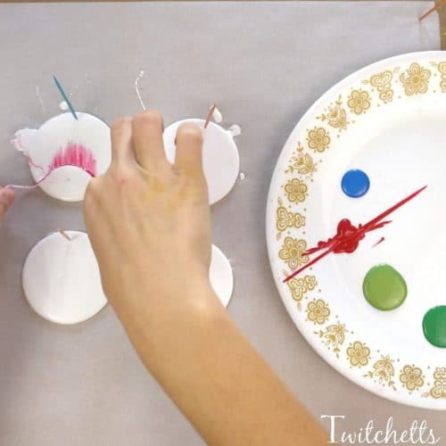 These colorful Christmas ornaments are so beautiful and the creative painting method of string painting is fun for kids of all ages!