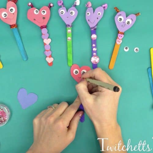 Break out your construction paper and create these amazing paper heart puppets!  These make an amazing Valentine's Day invitation to create.