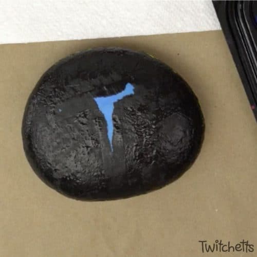 This silhouette rock painting idea is perfect for kids! You can paint them in any shape, letter, or number! Your kids will love hiding (and finding) these painted rocks!