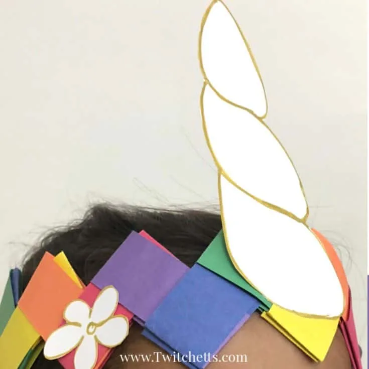 How to make a zig zag Christmas tree papercraft with kids - Twitchetts