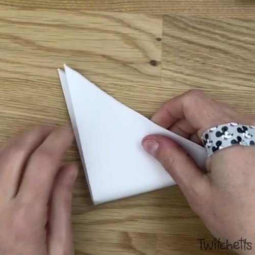 Make a six-sided snowflake paper craft with inked edges. They are perfect for winter decorating, classroom craft projects, or creating winter cards. The inked edges make the white paper pop! #snowflake #sixsided #papersnowflake #howtocutasnowflake #wintercraft #classroomcraft #classroomdecor #winterdecor #twitchetts
