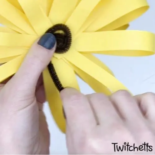 How to Make an Easy Paper Daisy