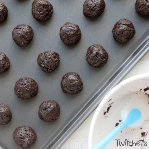 These easy Easter cookie truffles are perfect for an Easter brunch or a sweet spring picnic! Use Oreos or Newmans to make a chocolate cookie ball that kids will love to help with.