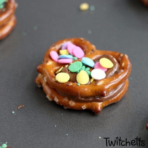 Easter pretzel treats with rolos. An easy Easter treat for kids to make and share with their friends this spring. #twitchetts