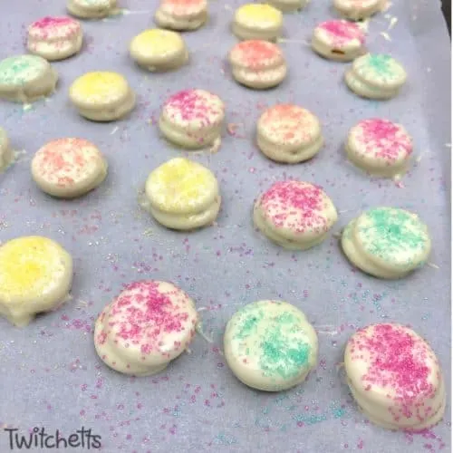 Easy and fun spring treats for kids to make. Peanut butter sandwich crackers dipped in white chocolate make this a simple spring dessert #twitchetts