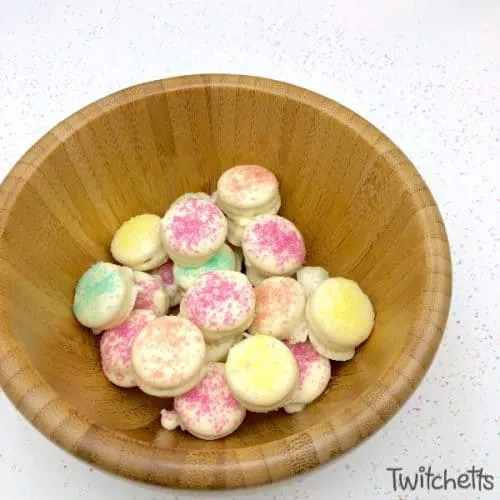 Easy and fun spring treats for kids to make. Peanut butter sandwich crackers dipped in white chocolate make this a simple spring dessert #twitchetts