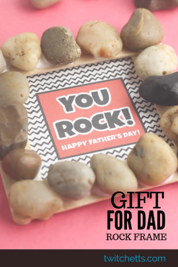 With Father's Day being right around the corner, it's time to start thinking about homemade gifts that the kids can make! A great and fun option is this simple Father's Day Frame using rocks. What better way to tell dad that "you rock" than to make him his very own frame to remind him of this every single day?  #twitchetts #fathersday