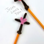 Image of a cross pencil topper made with pipe cleaners. Text reads "Pipe Cleaner Cross Pencil Topper. Sunday School Crafts for Kids"