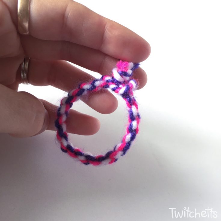 how-to-make-a-twisted-friendship-bracelet-in-2-minutes-twitchetts