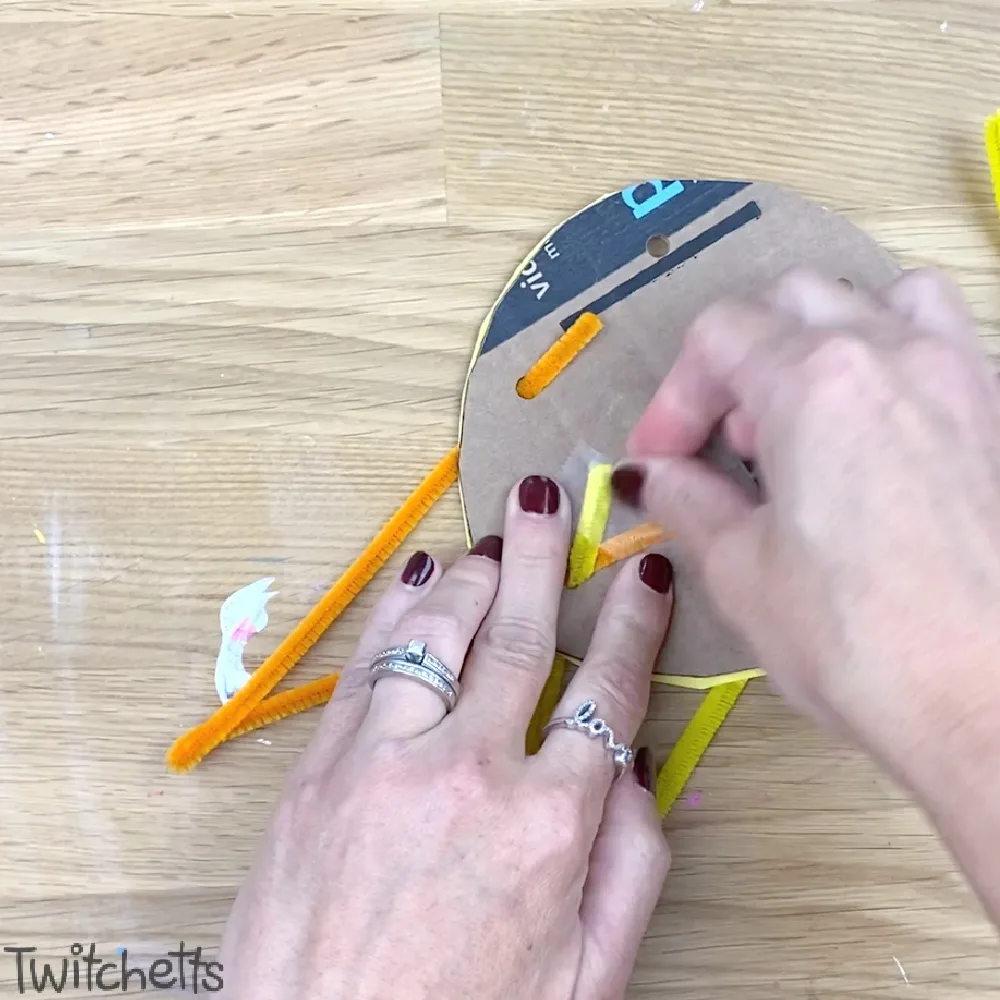 How to make an easy Pipe Cleaner Sun Craft for Preschoolers - Twitchetts