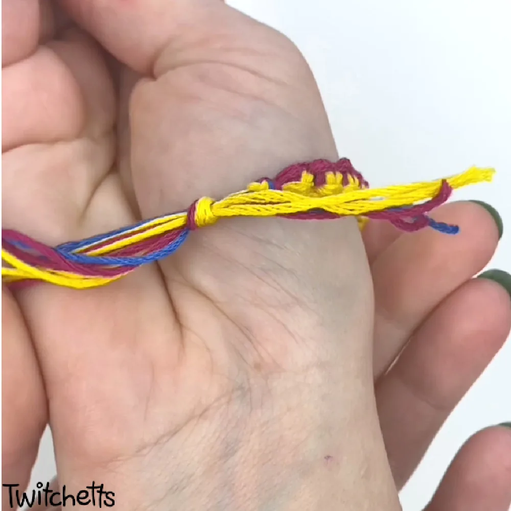How to make an easy adjustable bracelet knot - Twitchetts